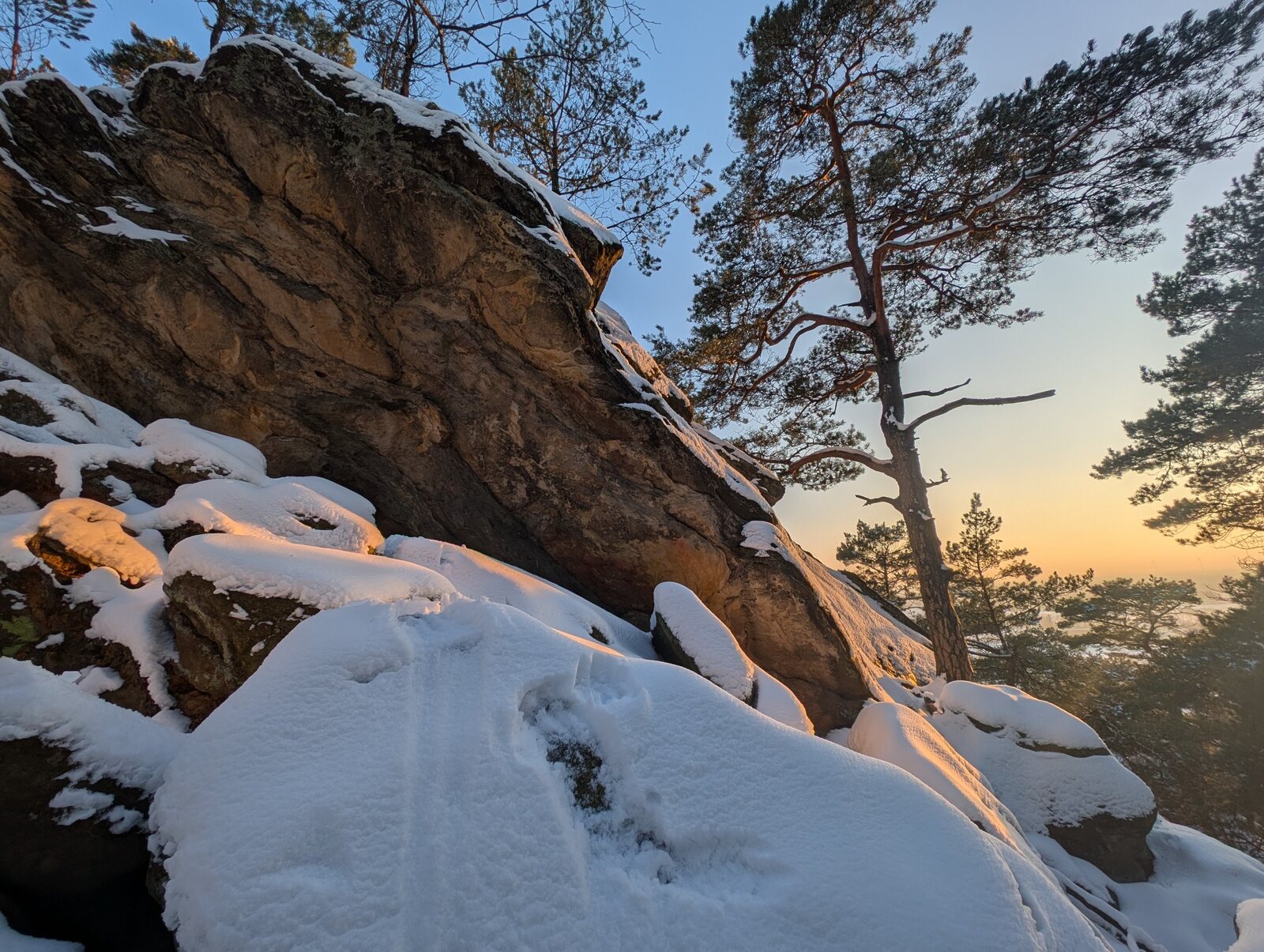 Winterlicher Sonnenaufgang an den D&ouml;renther Klippen